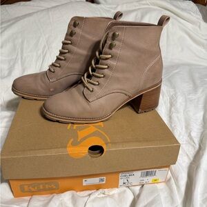 Korks Women's Chelsea Lace Up Boots in Natural